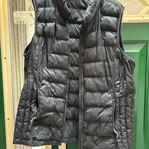Sleek Black Quilted Puffer Vest with Stand-Up Collar